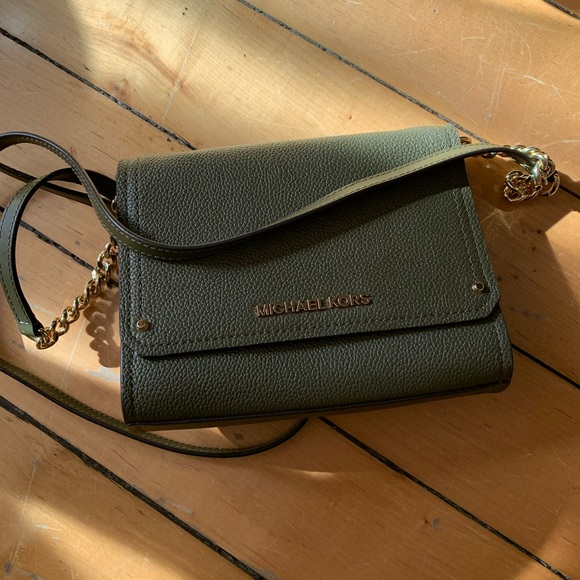 Micheal Kors crossbody bag - gold hardware - Picture 4 of 10